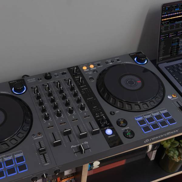 新たに「VirtualDJ」に対応、スタイリッシュなグラファイトカラーを採用した4ch DJコントローラー「DDJ-FLX6-GT」が登場