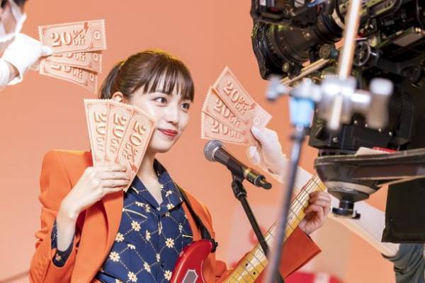 Qoo10「メガ割」新TV-CM「MC」編　11月16日(水)より全国でオンエア開始「それでは聴いてください！」川口春奈さんが遂にロックバンドを結成！？メンバーを従え、メガアゲMCパフォーマンスを披露