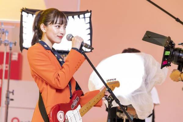 Qoo10「メガ割」新TV-CM「MC」編　11月16日(水)より全国でオンエア開始「それでは聴いてください！」川口春奈さんが遂にロックバンドを結成！？メンバーを従え、メガアゲMCパフォーマンスを披露