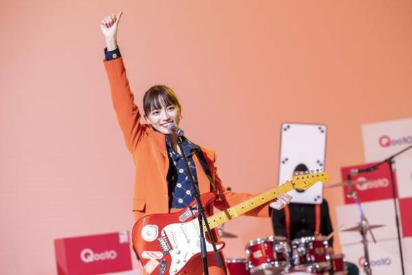Qoo10「メガ割」新TV-CM「MC」編　11月16日(水)より全国でオンエア開始「それでは聴いてください！」川口春奈さんが遂にロックバンドを結成！？メンバーを従え、メガアゲMCパフォーマンスを披露