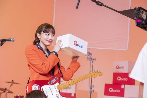 Qoo10「メガ割」新TV-CM「MC」編　11月16日(水)より全国でオンエア開始「それでは聴いてください！」川口春奈さんが遂にロックバンドを結成！？メンバーを従え、メガアゲMCパフォーマンスを披露
