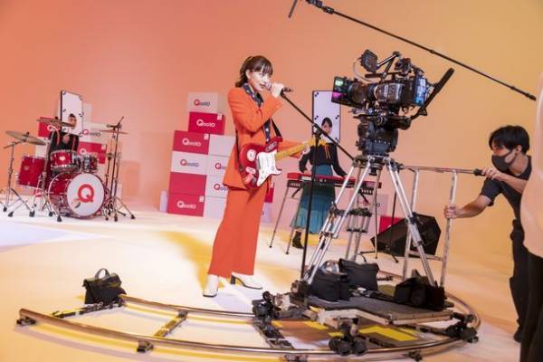 Qoo10「メガ割」新TV-CM「MC」編　11月16日(水)より全国でオンエア開始「それでは聴いてください！」川口春奈さんが遂にロックバンドを結成！？メンバーを従え、メガアゲMCパフォーマンスを披露