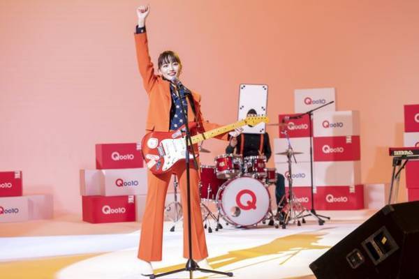 Qoo10「メガ割」新TV-CM「MC」編　11月16日(水)より全国でオンエア開始「それでは聴いてください！」川口春奈さんが遂にロックバンドを結成！？メンバーを従え、メガアゲMCパフォーマンスを披露
