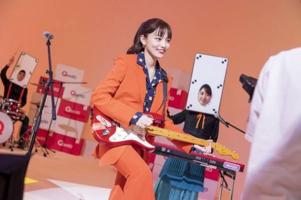 Qoo10「メガ割」新TV-CM「MC」編　11月16日(水)より全国でオンエア開始「それでは聴いてください！」川口春奈さんが遂にロックバンドを結成！？メンバーを従え、メガアゲMCパフォーマンスを披露