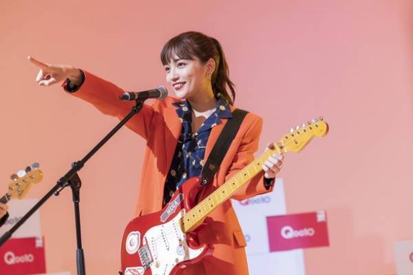 Qoo10「メガ割」新TV-CM「MC」編　11月16日(水)より全国でオンエア開始「それでは聴いてください！」川口春奈さんが遂にロックバンドを結成！？メンバーを従え、メガアゲMCパフォーマンスを披露