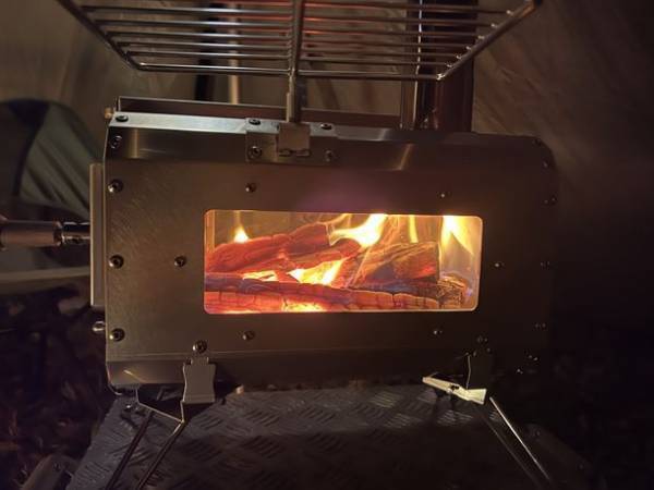 ステンレス・3面窓・回転グリル網！火力調節までできるINEAST薪ストーブ！冬キャンプにピッタリのINEAST薪ストーブ！Makuakeにて販売中！