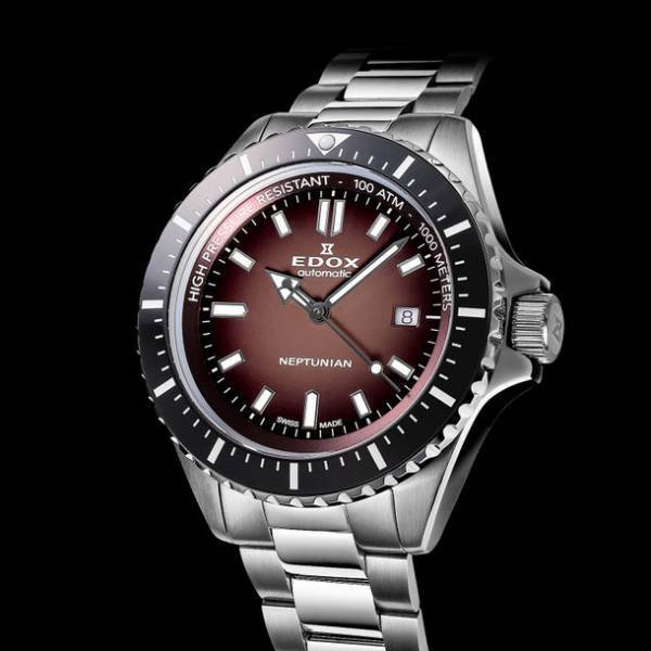 『ネプチュニアン オートマティック』歴史的なミリタリーウォッチコレクションを1,000m防水機能とスタイリッシュなデザインでアップデートしたモデルにボルドー登場