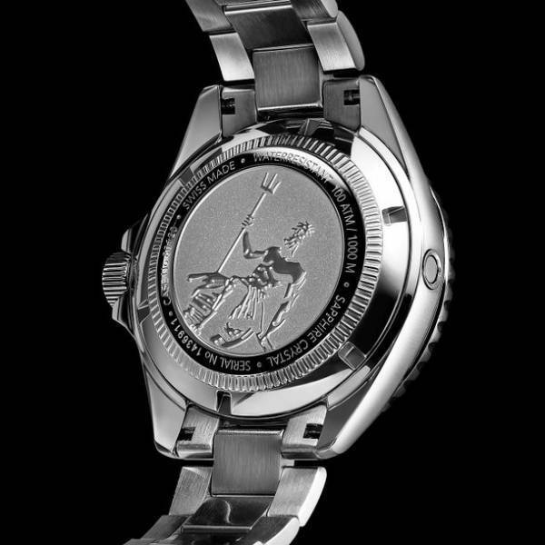 『ネプチュニアン オートマティック』歴史的なミリタリーウォッチコレクションを1,000m防水機能とスタイリッシュなデザインでアップデートしたモデルにボルドー登場