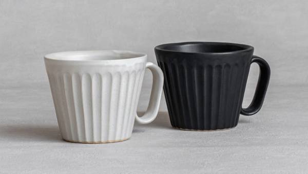 「生涯を添い遂げるマグ 笠間焼 しのぎ ホワイトマット・ブラックマット」が11月18日発売　同一デザインのマグを全国の窯元でつくる取り組みで製品化