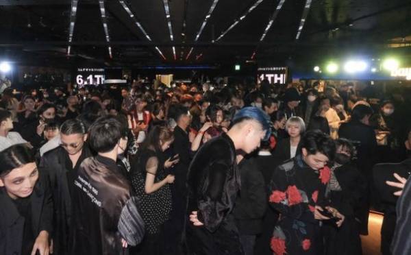 コムデギャルソンとヨウジヤマモトだけのアーカイブファッションショーを12月1日に横浜元町で開催