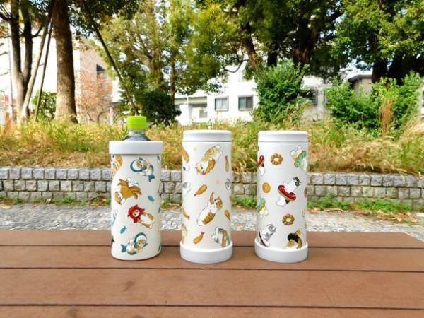 SNSで大人気 作家ぢゅのが描くもふもふキュートな猫のマルチボトルと缶カバーの発売開始！