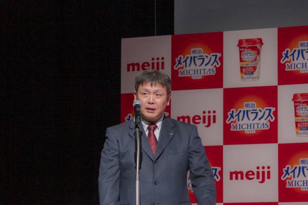 藤原紀香×なかやまきんに君　初共演！ミチタススタンド開店！異色の2人、店員風エプロン姿で登場。カラダもココロも満ちた明日へ、明治メイバランスMICHITAS誕生。紀香「コロナ禍に温活指導士を取得」きんに君「睡眠は大事。寝る子は育つ。でもお笑いの筋肉はずっと睡眠している」