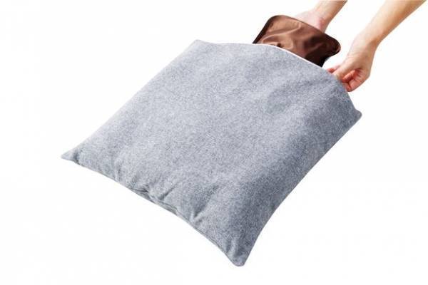 10分蓄熱で暖かい　電力代が気にならない！寛ぎながらほっこり温まりたい方にピッタリの“あったか「湯たんぽクッション」”登場