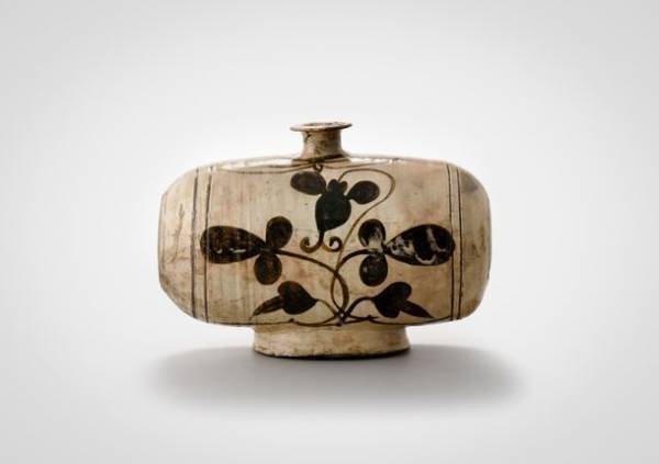 陶芸の森で初の韓国アート展覧会！特別展「静中動：韓国のスピリットをたどる―開かれた陶のアート」好評開催中！1974年の甕器(オンギ)づくり映像も併せて放映中！