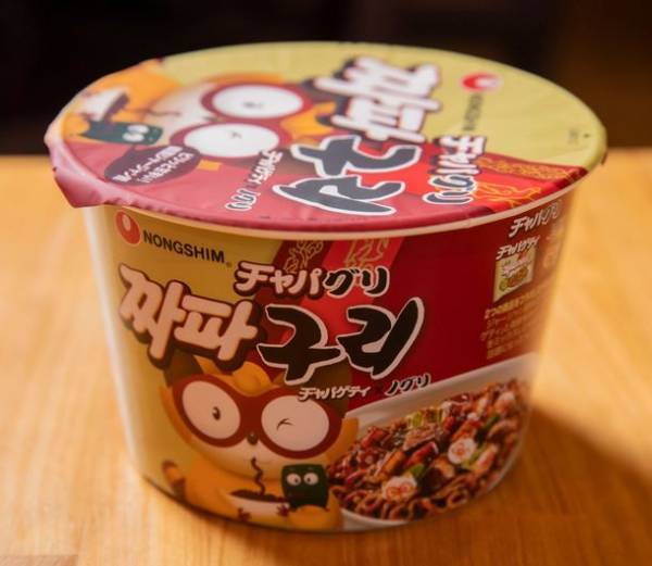 Qoo10 Presents「ドラマ観ながら、なに食べよ？」森 日菜美の箸が止まらない！「美味しい♪どんどん食べたくなる！」チャパゲティでつながる家族の絆と笑顔！