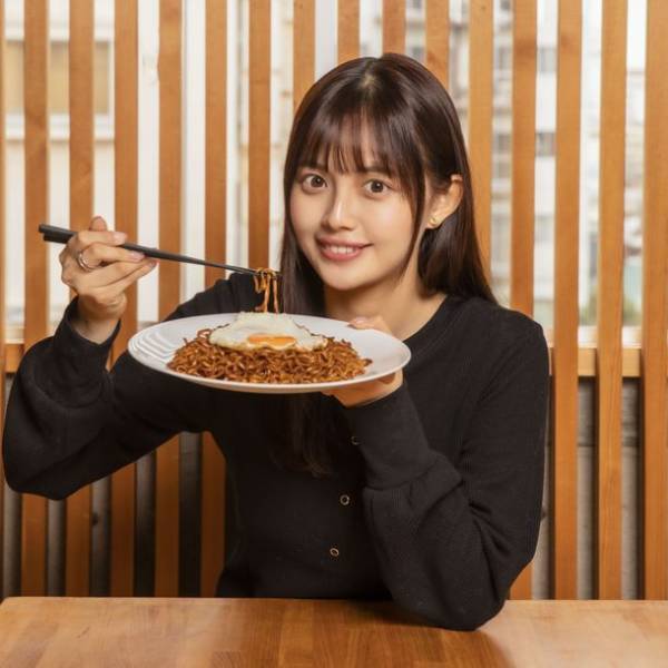 Qoo10 Presents「ドラマ観ながら、なに食べよ？」森 日菜美の箸が止まらない！「美味しい♪どんどん食べたくなる！」チャパゲティでつながる家族の絆と笑顔！