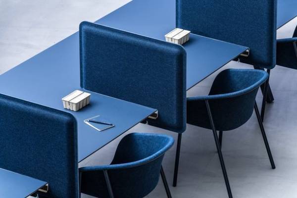 ＜リサイクルペットボトルからチェアへ＞サスティナブルなものづくりで注目のオランダ家具メーカーDeVorm(デフォルム)の新作軽量スツール「Twist(ツイスト)」シリーズ取り扱い開始