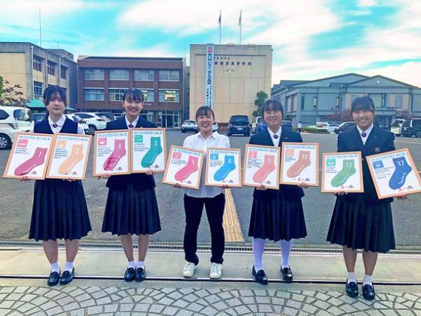 【ゴミ箱ではなく、土に！？】大和高田市立高田商業高等学校の「まち部。」女子高校生たちが企画したCO2を出さないサスティナブルな靴下「SDGs Socks」が登場！