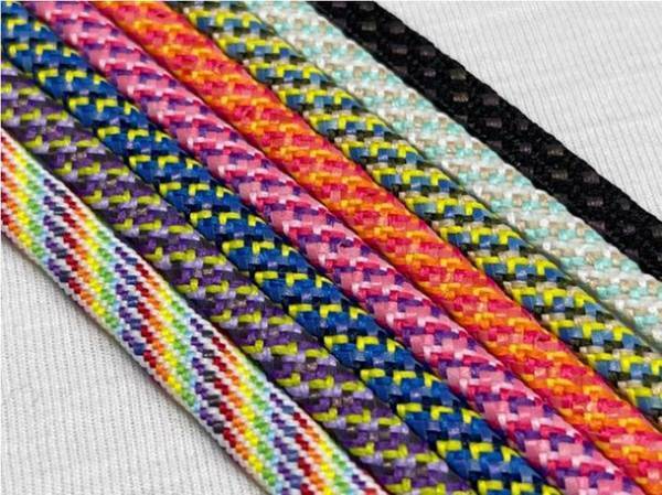 地方発！伝統と先端テクノロジーのコラボ　光を編んだシューレースが誕生