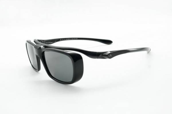 ≪メガネの上からサングラス≫ドライブに最適！簡単に跳ね上げてトンネル内も見やすいお洒落すぎる「A-FIT 跳ね上げ式オーバーグラス」11月27日Makuake販売開始