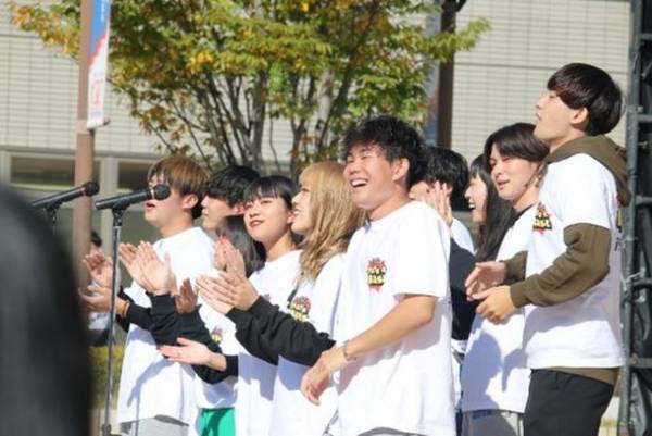 四天王寺大学×FM802×かりゆし58　すべての学生に向けたエールソング「まだだよ」が大学祭で初披露