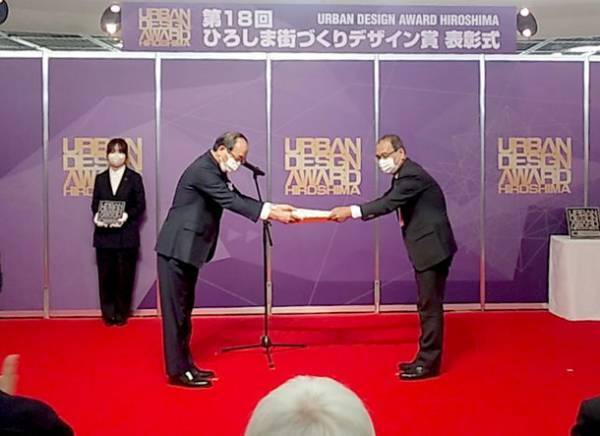 広島新交通1号線本通駅パブリックアート漫画家こうの史代氏原画・監修のステンドグラス「夕凪の街 桜の国」第18回ひろしま街づくりデザイン賞アート部門を受賞