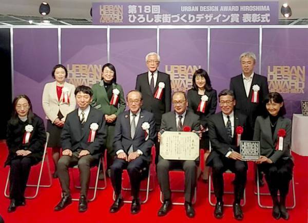 広島新交通1号線本通駅パブリックアート漫画家こうの史代氏原画・監修のステンドグラス「夕凪の街 桜の国」第18回ひろしま街づくりデザイン賞アート部門を受賞