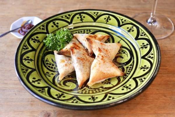 環地中海料理の三角春巻き「ブリワト」　奥池袋のワインカフェ『ROCKET CAFE』にて12月20日より提供開始