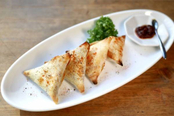 環地中海料理の三角春巻き「ブリワト」　奥池袋のワインカフェ『ROCKET CAFE』にて12月20日より提供開始