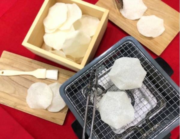 東京大神宮の参道にある甘味処「ありおりはべりいまそかり」で観光客向けに手焼きせんべい作り体験を12月末まで実施！