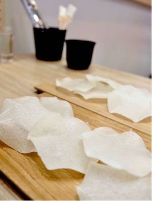 東京大神宮の参道にある甘味処「ありおりはべりいまそかり」で観光客向けに手焼きせんべい作り体験を12月末まで実施！