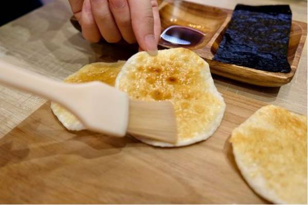 東京大神宮の参道にある甘味処「ありおりはべりいまそかり」で観光客向けに手焼きせんべい作り体験を12月末まで実施！