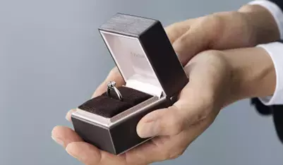 プロポーズで贈った婚約指輪をパートナーの理想の指輪やネックレスに後から変更が出来るアイプリモのオリジナルサービス『パーフェクトプロポーズリング』