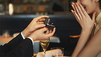 プロポーズで贈った婚約指輪をパートナーの理想の指輪やネックレスに後から変更が出来るアイプリモのオリジナルサービス『パーフェクトプロポーズリング』