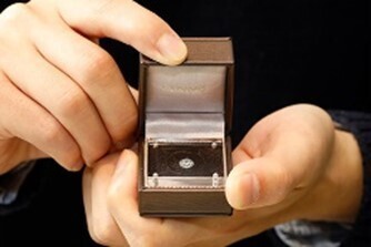 プロポーズで贈った婚約指輪をパートナーの理想の指輪やネックレスに後から変更が出来るアイプリモのオリジナルサービス『パーフェクトプロポーズリング』