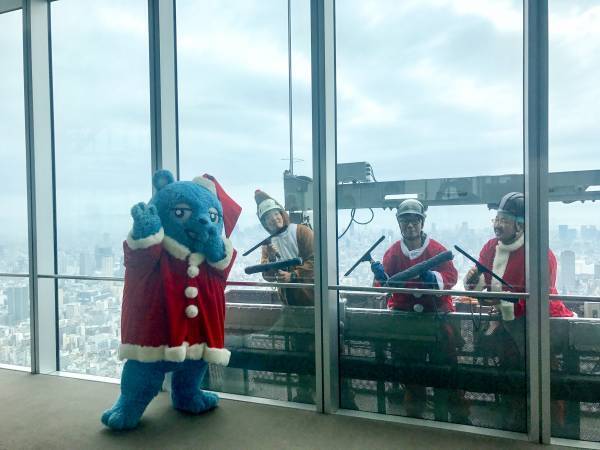 日本一高いビル「あべのハルカス」でサンタクロースやトナカイが窓拭き！～１２月１日（木）から１８日（日）までのうち９日間実施します～