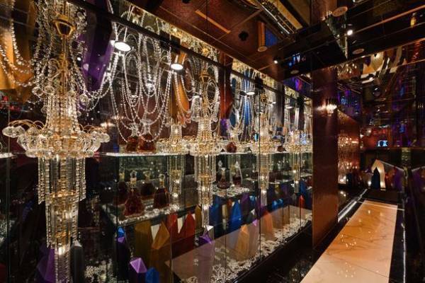 ホストクラブと造形集団が作る“炎とクリスタルの城”『Lillion』を国内メディアへ貸し出し開始！