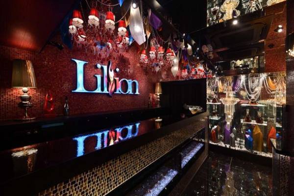 ホストクラブと造形集団が作る“炎とクリスタルの城”『Lillion』を国内メディアへ貸し出し開始！