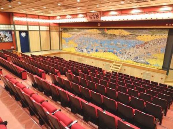 大阪・梅田呉服座でスウェーデン、カナダ、日本の落語家が笑いを競い合う！「落語ワールドカップ」を開催