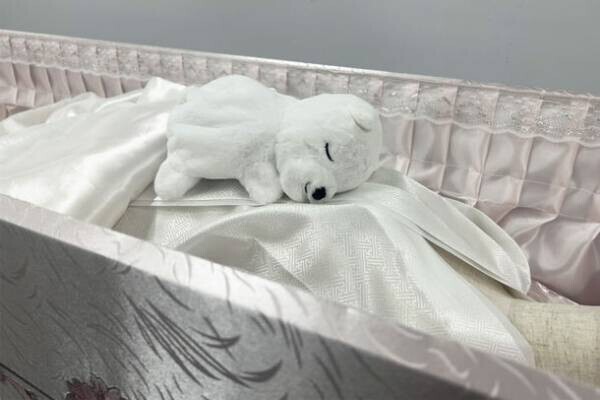明るい葬祭用品メーカー三和物産が、幼い子供の最期に寄り添う「ぬいぐるみ型ドライアイス入れ-ゆめだっこ-」を開発