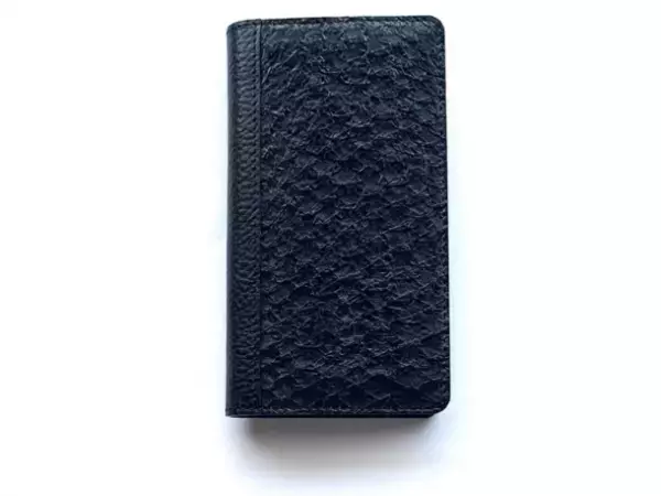 廃棄される魚皮から創った“新たなフィッシュレザー製品”「手帳型スマホケース・ペンケース・IDパスケース」を2023年1月17日18:00まで販売