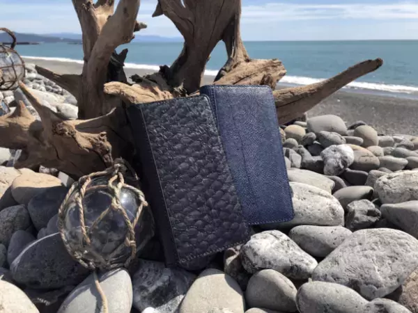 廃棄される魚皮から創った“新たなフィッシュレザー製品”「手帳型スマホケース・ペンケース・IDパスケース」を2023年1月17日18:00まで販売