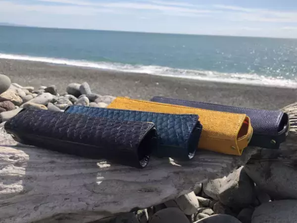 廃棄される魚皮から創った“新たなフィッシュレザー製品”「手帳型スマホケース・ペンケース・IDパスケース」を2023年1月17日18:00まで販売