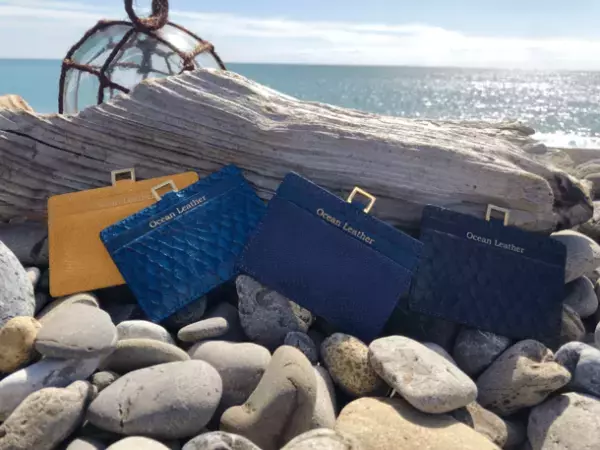 廃棄される魚皮から創った“新たなフィッシュレザー製品”「手帳型スマホケース・ペンケース・IDパスケース」を2023年1月17日18:00まで販売