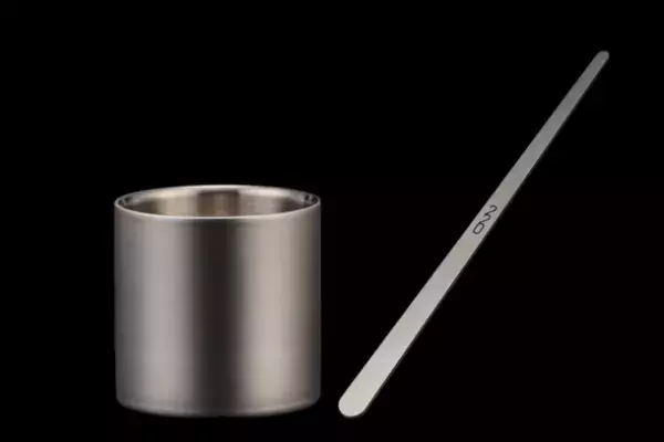 メディアで話題になったワインを熟成させる“魔法のマドラー”の限定モデルが、公式オンラインショップにて数量限定で12月9日(金)より販売開始！