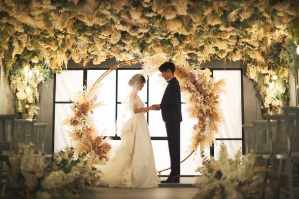 2万本以上のお花に包まれた空間でのチャペルフォト　12月6日新スタジオオープン