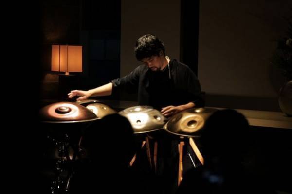 赤穂温泉『絶景露天風呂の宿　銀波荘』年末イベント　絶景ロビーにて特別ライブを12月25日・27日・28日の3日間限定で開催　ヴァイオリニスト『SHOGO』／ハンドパン奏者『峯モトタカオ』