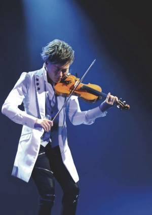 赤穂温泉『絶景露天風呂の宿　銀波荘』年末イベント　絶景ロビーにて特別ライブを12月25日・27日・28日の3日間限定で開催　ヴァイオリニスト『SHOGO』／ハンドパン奏者『峯モトタカオ』