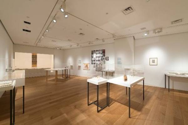 慶應義塾ミュージアム・コモンズ(港区)や『ちはやふる』(末次由紀／講談社)と連携したミニミュージアム「Happy New Year TAKESHIBA！日本のお正月」展を開催！