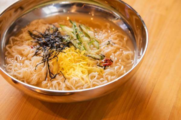 Qoo10 Presents「ドラマ観ながら、なに食べよ？」　森 日菜美もびっくり！「インスタント？生麺みたい！」　心までホッと温まるククスで、寒い冬でもほっこり！